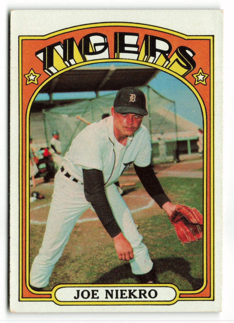 1972 Topps #216a Joe Niekro VAR: Black line between the 6 and 1 on height on the back