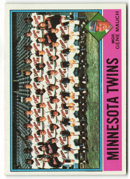 1976 Topps #556 Minnesota Twins / Gene Mauch - Team Card