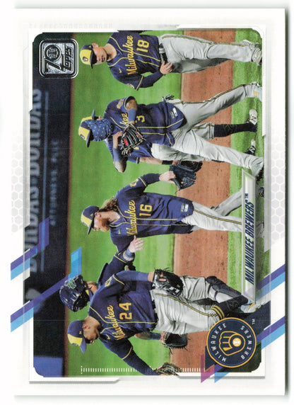 2021 Topps #059 Milwaukee Brewers Team Card