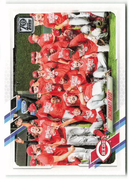 2021 Topps #587 Cincinnati Reds Team Card